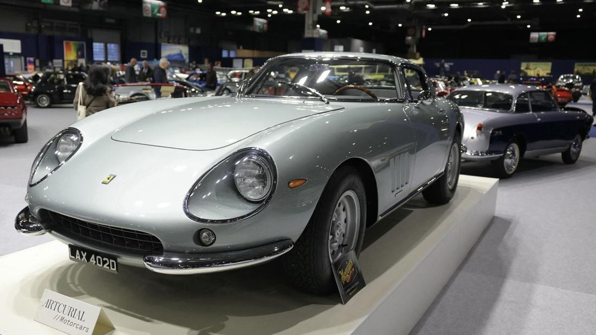 Melihat Sejarah Mobil di Pameran Retromobile Paris 2025