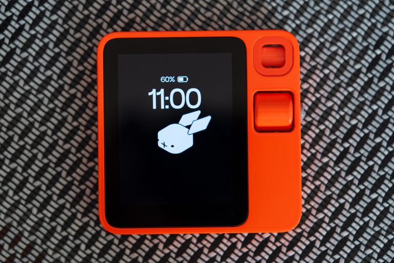 Review Gadget 2025, Rabbit R1 Asisten AI Portabel yang Mengubah Cara Kita Mengakses Aplikas
