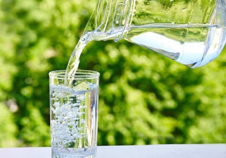 Cukup Minum Air, Kunci Kesehatan Sederhana yang Sering Terlupakan