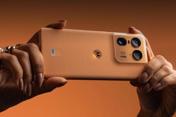 Motorola Edge 50 Ultra, Smartphone Flagship dengan Desain Kayu yang Unik