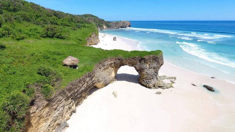 Menelusuri Keindahan Alam Pulau Sumba yang Tersembunyi