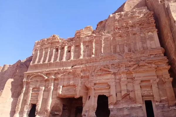 Menjelajahi Petra, Yordania, Kota Kuno yang Memukau Dunia