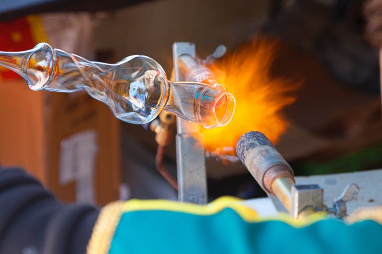 Glassblowing, Seni Menaklukkan Api dan Napas untuk Ciptakan Keindahan Abadi